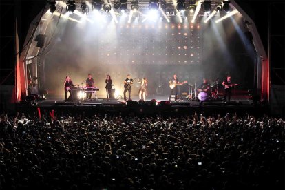 Malú durant un concert del Festival Internacional de Música de Cambrils del passat 2016.