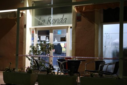 El bar La Ronda amb la cinta dels Mossos d'Esquadra després del segrest.