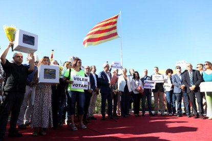 Polítics i autoritats demanen «votar» durant l'acte.