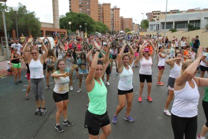 La Comparsa de La Unión celebra los 25 años con centenares de personas