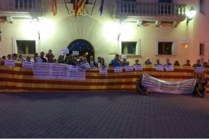 Los vecinos se concentraron delante de la casa consistorial con pancartas de 'queremos votar'.