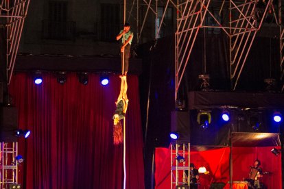 Un moment de l'espectacle inaugural a la plaça del Mercadal.