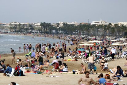 Pla general de banyistes a la platja de Salou l'any passat