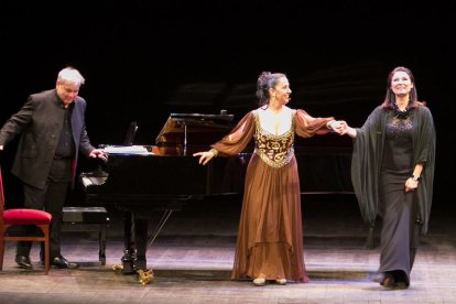 Un instant de l'espectacle, amb les filles de Montserrat Caballé i de Teresa Berganza a l'escenari.