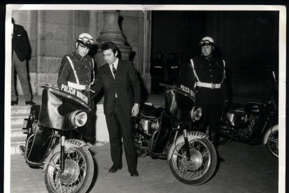 L'agent, que va formar part del cos policial durant 30 anys, amb els diversos models de motocicletes dels anys 60.