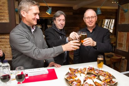 Representantes de la Cámara brindan durante la ruta de tapas.