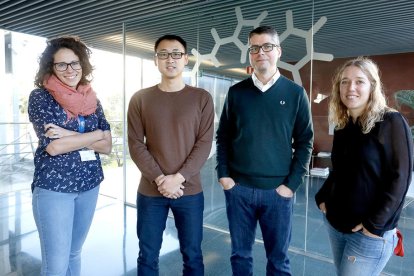 L'equip d'investigadors de l'ICIQ, Ana M. del Hoyo, Zhaofeng Wang, Marcos G. Suero i Ana G. Herraiz