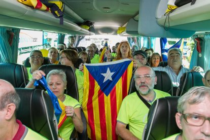 Los reusenses se han marchado cargados de esteladas hacia Barcelona.