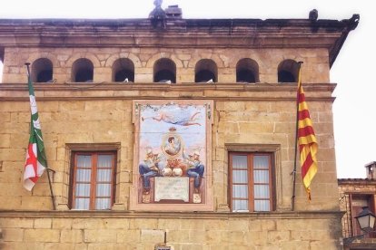 El grupo de IgersTgn en la plaza del Ayuntamiento de Horta de Sant Joan.