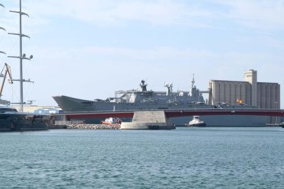 Las dimensiones del barco hacen que destaque en la zona de los muelles del puerto.