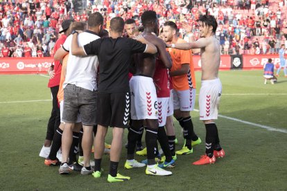 Alguns jugadors del Nàstic, celebrant el triomf contra el Girona.