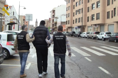 Uno de los detenidos durante la operación policial en Valencia.