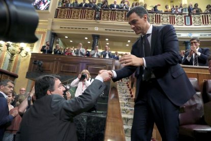 Pedro Sáncehez saluda al portaveu del PNB, Aitor Esteban, després del debat de la moció de censura.