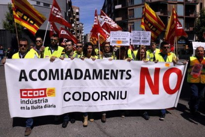 Plano general de la cabecera del bloque de trabajadores de Codorniu a la manifestación del Primero de Mayo en Lérida, el 1 de mayo de 2017.