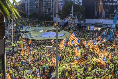 Imatge de la confluència entre el Passeig de Gràcia i el carrer Aragó, en el moment de l'arribada de pancartes.