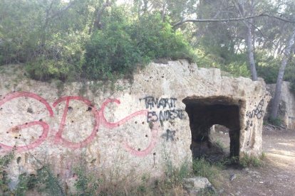 Estat en què es troba la pedrera medieval de Tamarit, plena de grafittis.