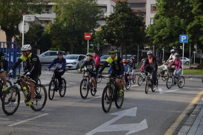 La pedalada popular es consolida com un dels actes familiars amb més participació de l'inici de festes.