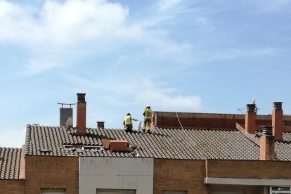 Los Bomberos ya han retirado la chimenea del tejado del bloque Tarragonès.