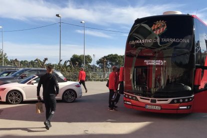 L'autobús del Nàstic, abans de marxar.