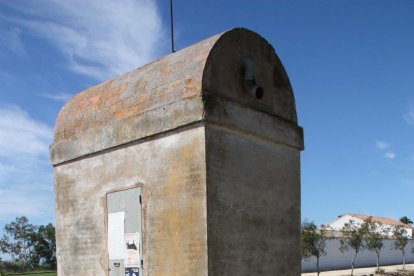 El organizador de Bouesia, Miquel Àngel Marín, dispara un cohete cerca de la coetera de Tramuntano, en Deltebre.