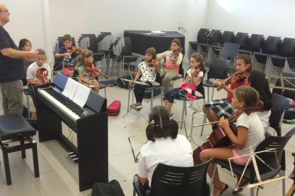 Alumnos dando clase al conservatorio de Reus.