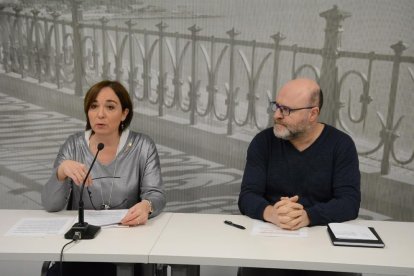 La concejala Begoña Flora i Xavier Brotons,durant la presentación de la segunda edición del premio.