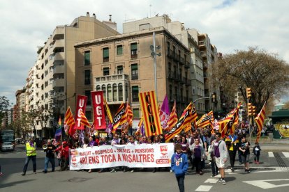 La manifestació, recorrent la Rambla Nova.