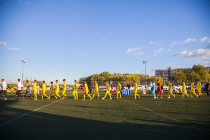 Un dels equips presentats, mentre passa per l'Estadi Municipal de la Floresta.