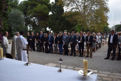 El conseller Jané acompanyat de l'alcalde de Vila-seca i de Reus, escoltant l'eucaristia.