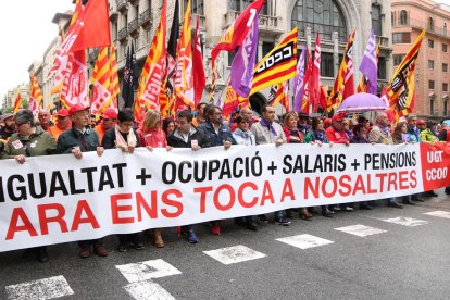 Pla general de la pancarta 'Ara ens toca a nosaltres' de la capçalera de la manifestació de CCOO i UGT del Primer de Maig.