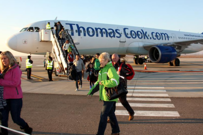 Imatge d'arxiu d'un avió de la companyia Thomas Cook a l'aeroport de Reus.