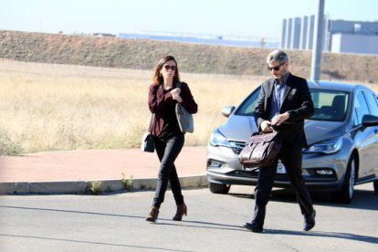 Van den Eynde y otra letrada, llegando a Alcalá-Meco.