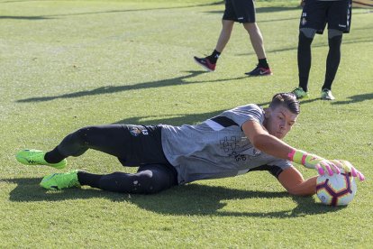 El meta no va participar en la sessió d'entrenament amb els de Pucela per tancar la incorporació al Nàstic.