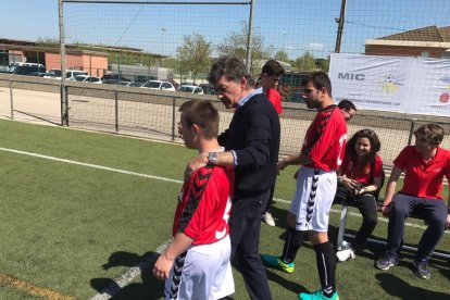 El president del Nàstic, amb un jugador.