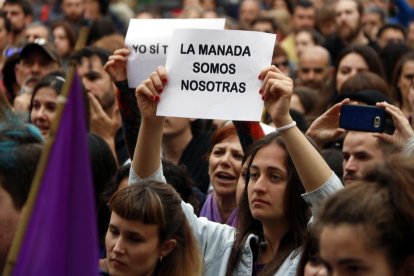 Primer pla d'una noia a la concentració de rebuig a la sentència de 'La Manada' a Tarragona, alçant una pancarta amb el lema 'La manada somos nosotras'. Imatge del 26 d'abril del 2018