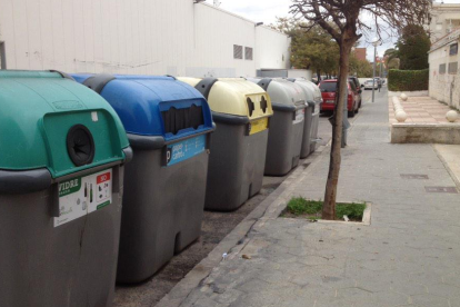 Illa de contenidors a un dels carrers de Torredembarra en una imatge d'arxiu.