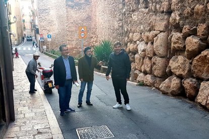 José Luis Martín, concejal; Jordi Ferré, de la Asociación de Vecinos; y Josep Acero, durante la visita.