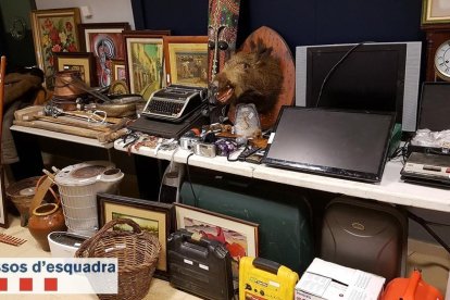 Material recuperado por los Mossos d'Esquadra en casa de uno de los detenidos