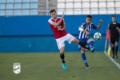 Kakabadze intenta evitar que la pelota le pique en la cara durante la derrota a Lorca del domingo.