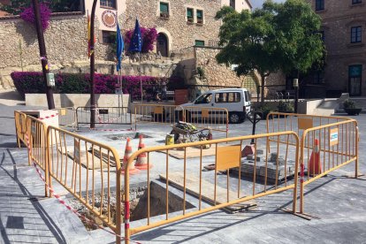 Els treballs a la plaça on està ubicat l'ajuntament ja han començat.