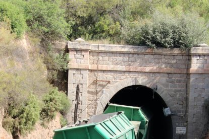 Pla general de l'entrada del túnel on va descarrilar el tren de mercaderies a la R-15, a l'altura de Capçanes (Priorat). Imatge del 14 de juliol de 2017