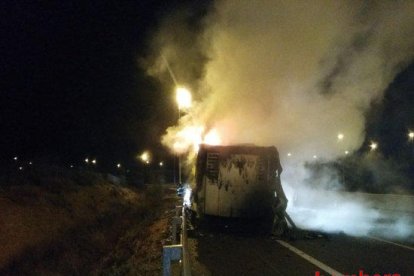 Camión incendiado en la AP-7 en Banyeres del Penedès.