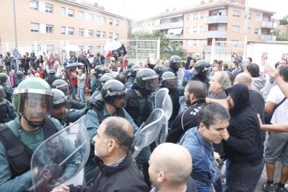 Imatges de confrontacions entre la Guàrdia Civil i gent durant la jornada del referèndum de l'1-O.