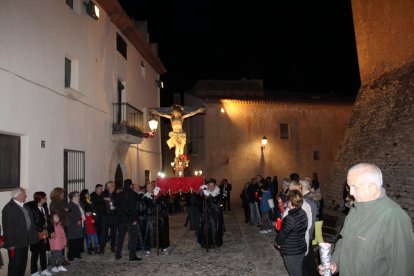 Els veïns de Creixell portant el Sant Crist