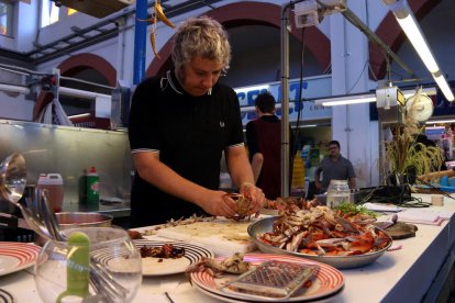 Oliver Mancebo, un dels artistes de La Forasteria, durant la perfomance realitzada al Mercat Municipal d'Amposta en la setena edició d'Eufònic.