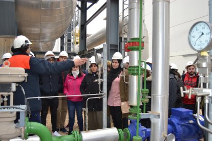 El grupo de estudiantes hicieron un recorrido por la planta y la sala de control guiados por los trabajadores de la empresa.