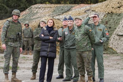 La ministra de Defensa, María Dolores de Cospedal, visitant l'artilleria antiaèria, acompanyada de comandaments militars, durant l'operació 'Eagle Eye' a l'Aeroport de Reus.