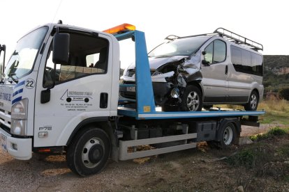 Furgoneta accidentada, con una parte de delante estropeada por el choque con la motocicleta.