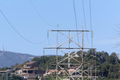 Una imatge d'arxiu de les torres d'alta tensió a El Pinar.