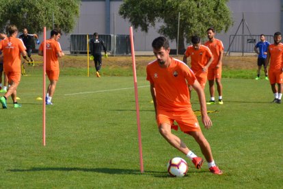 Isaac Cuenca, durante uno de los primeros días de entrenamientos en Reus, ejercitándose con el resto de compañeros.